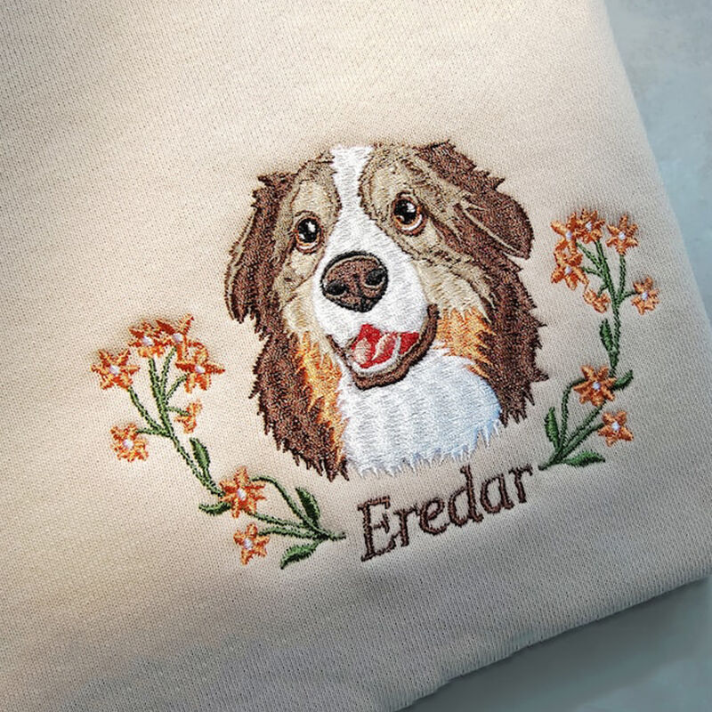 Felpa con cappuccio personalizzata con foto ricamata a colori della testa di un cucciolo con decorazione floreale