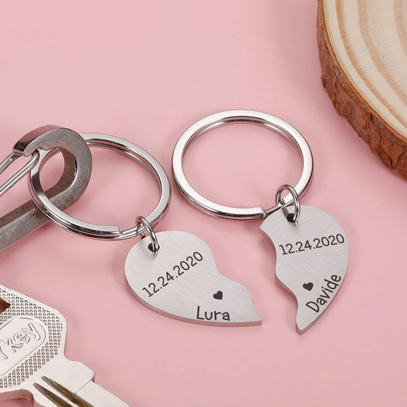 Porte-clés personnalisé gravé nom et date en forme de cœur pour couple