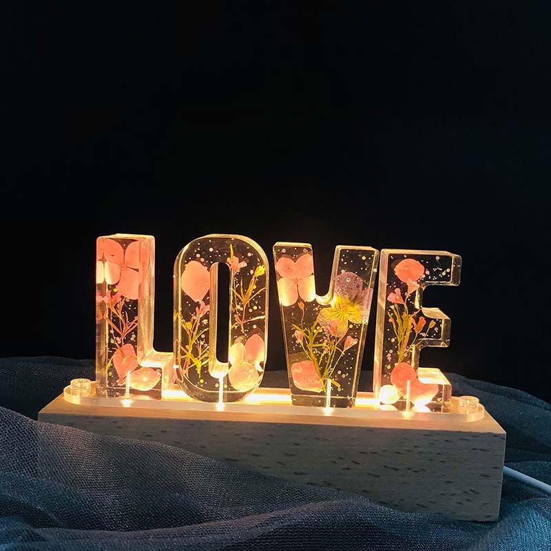 Lampe de lettre personnalisée en résine avec des pétales violets et des fleurs séchées - Pour l'amour