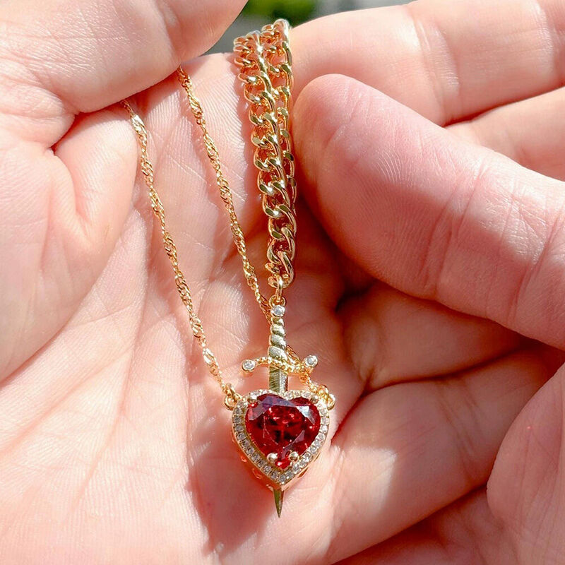 Ensemble de collier avec dagues en forme de cœur en cristal rouge Cadeau mignon pour la Saint-Valentin pour les couples