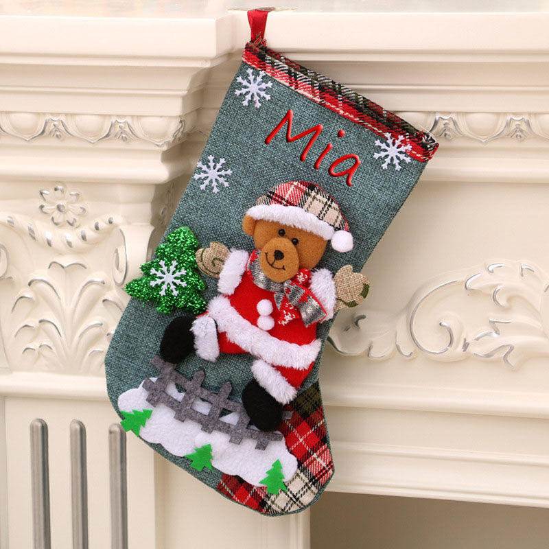 Calcetines de navidad personalizados con el nombre del oso gris y los copos de nieve