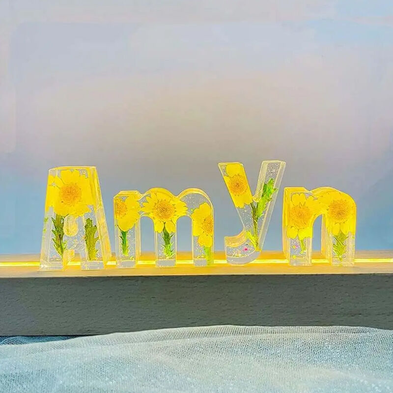 Lampe de lettre personnalisée en résine de fleurs de soleil séchées