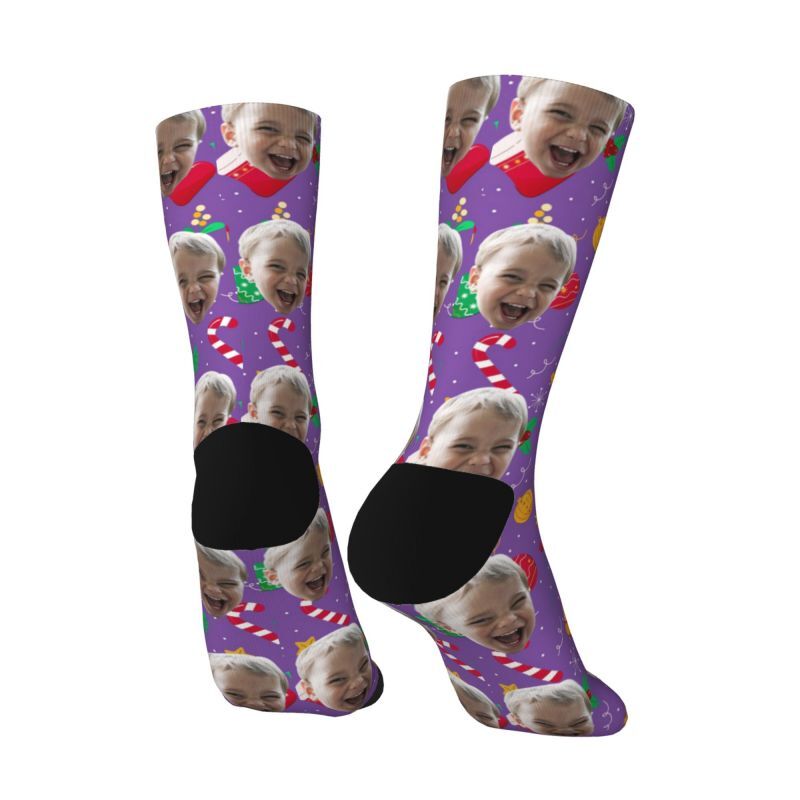 Chaussettes violettes personnalisées avec photo ajoutée comme cadeau de Noël personnalisé