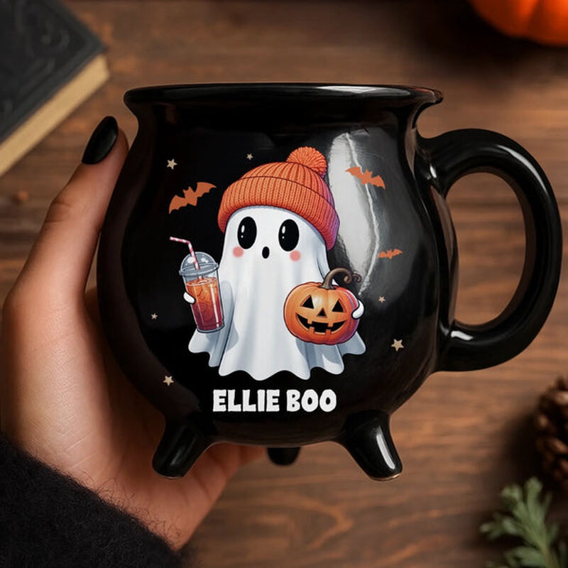 Taza de café personalizada con diseño de caldero fantasma y nombre personalizado, regalo de Halloween para la familia.