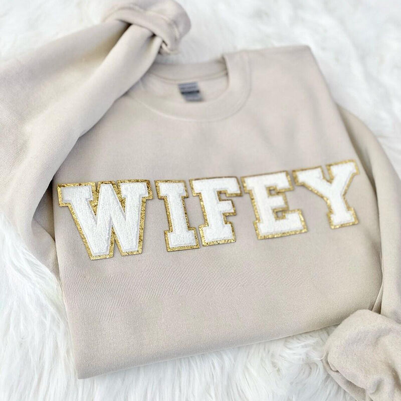 Gepersonaliseerd sweatshirt Wifey met aangepast woord Cozy Patch Design Aantrekkelijk cadeau voor haar