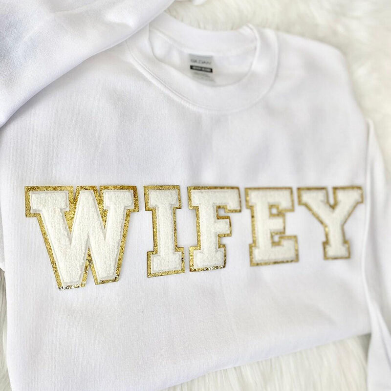 Personalisiertes Sweatshirt Wifey mit benutzerdefinierten Wort Cozy Patch Design Attraktives Geschenk für Sie