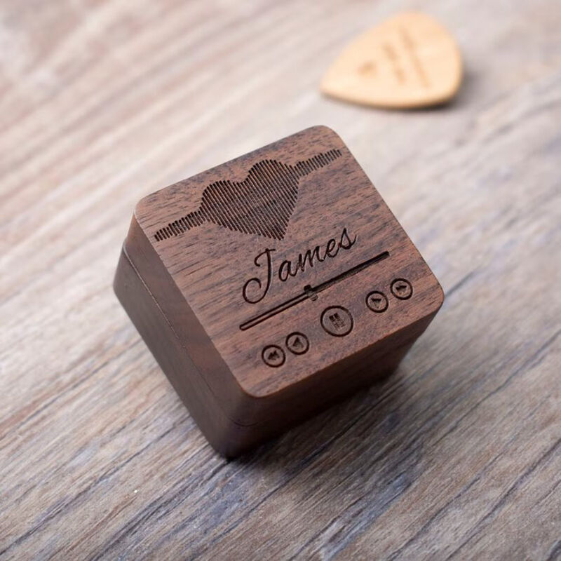 Personalisierte hölzerne Gitarren-Plektren-Box mit künstlerischem Herz-Muster Wertvolles Geschenk für Freunde