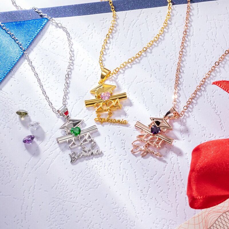 Collar personalizado con piedra de nacimiento de corazón y birrete de soltero. Regalo para graduados.