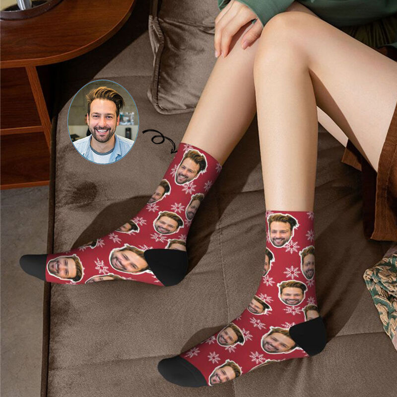 Personalisierte Socken mit Gesicht und Schneeflockenmuster als Weihnachtsgeschenk für Paare