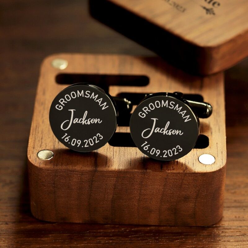 Gemelos personalizados con el nombre del padrino y diseño de fecha. Precioso regalo de boda para el padrino