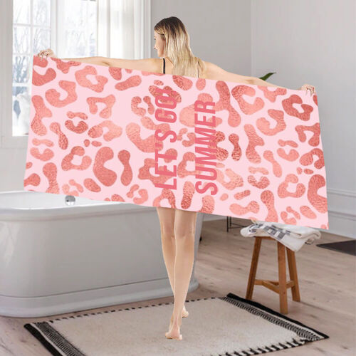 Personalisiertes Badetuch mit Name und Text, rosa Leopardendruckmuster zum Jahrestag