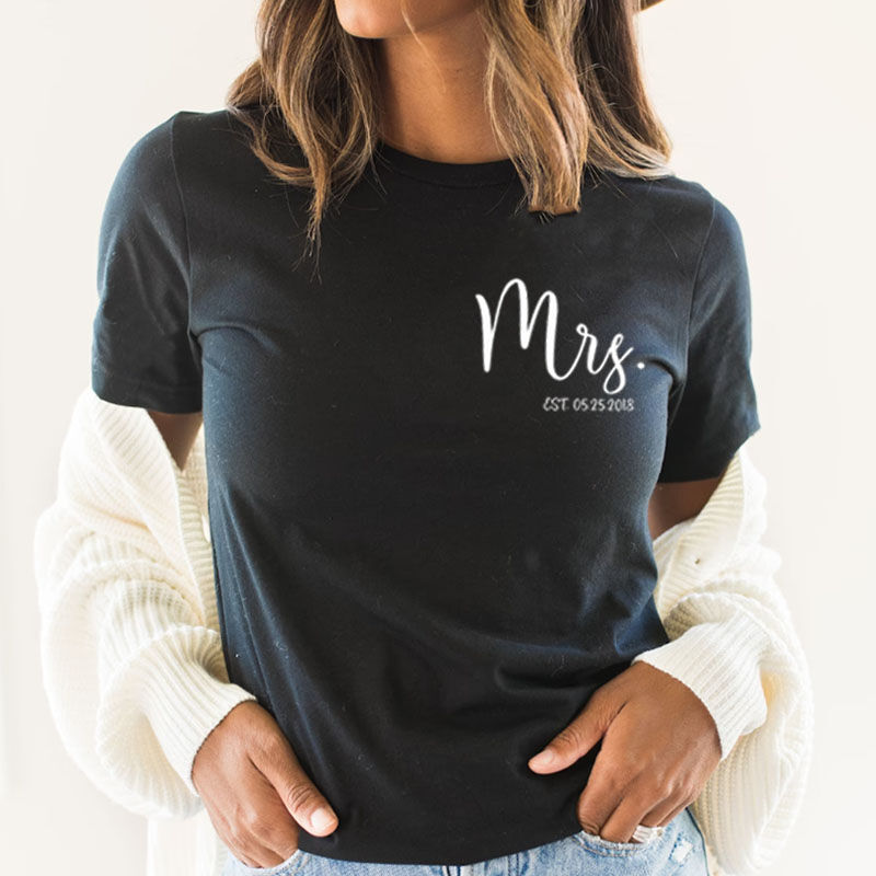 Camiseta Personalizada con Fecha y Logotipo de Sra. Diseño Simple y Único Regalo para Esposa