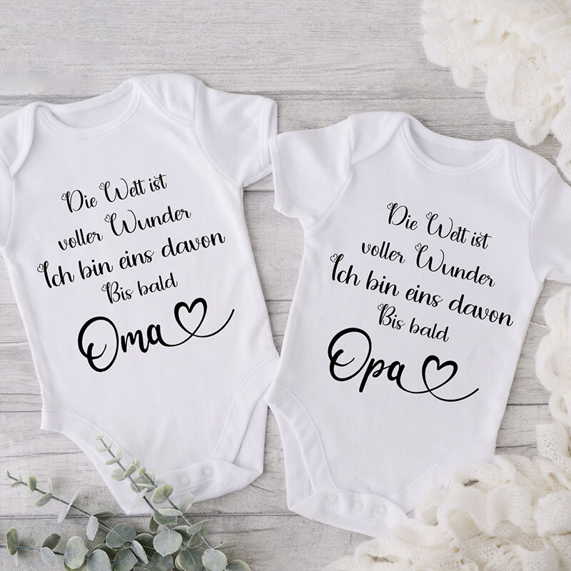 Gepersonaliseerde Baby Onesie De wereld is vol wonderen Ik ben een van hen Duitse versie Baby Shower Gift