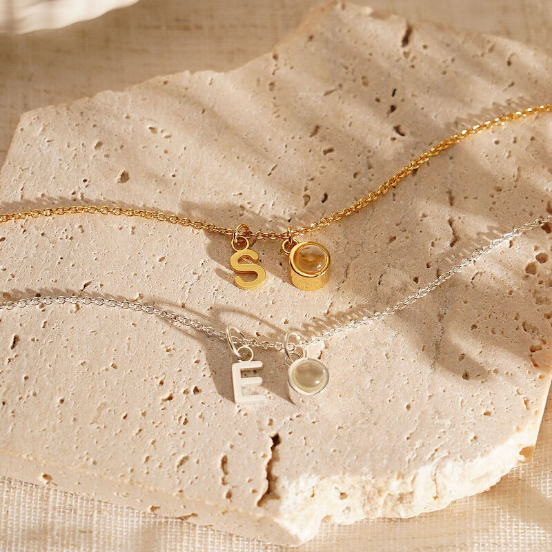 Collana personalizzata con foto proiettata e iniziali regalo semplice per lei