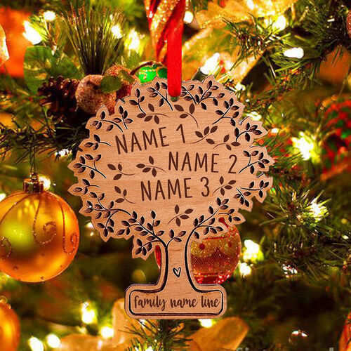 Ornamento navideño personalizado de madera con nombre grabado en árbol