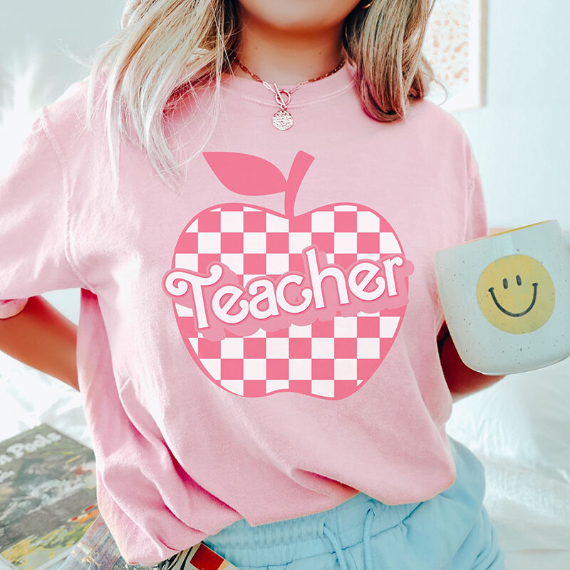 Personalisiertes T-Shirt Checkered Pink Apple Teacher Design Zurück zu Schule Geschenk für Lehrer