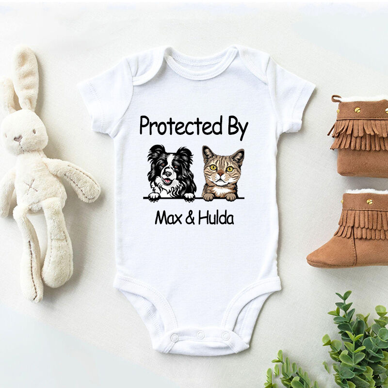 Gepersonaliseerde Baby Onesie Beschermd Door Douane Hond en Kat Perfect Baby Shower Cadeau voor Huisdier Liefhebbers