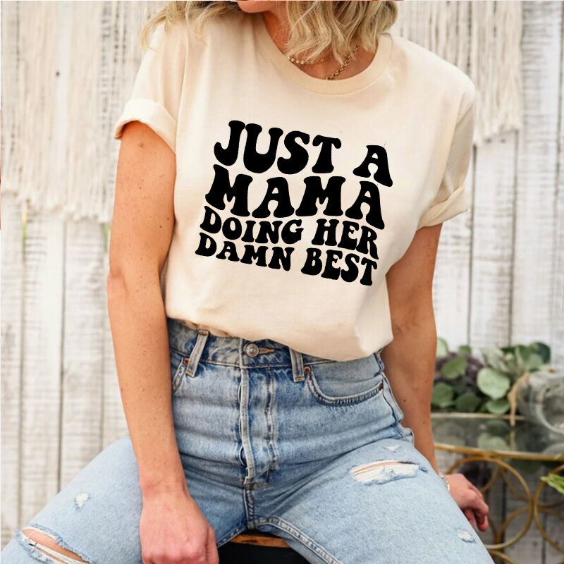 T-shirt personalizzata "Just A Mama Doing Her Damn Best" sul davanti per la migliore mamma