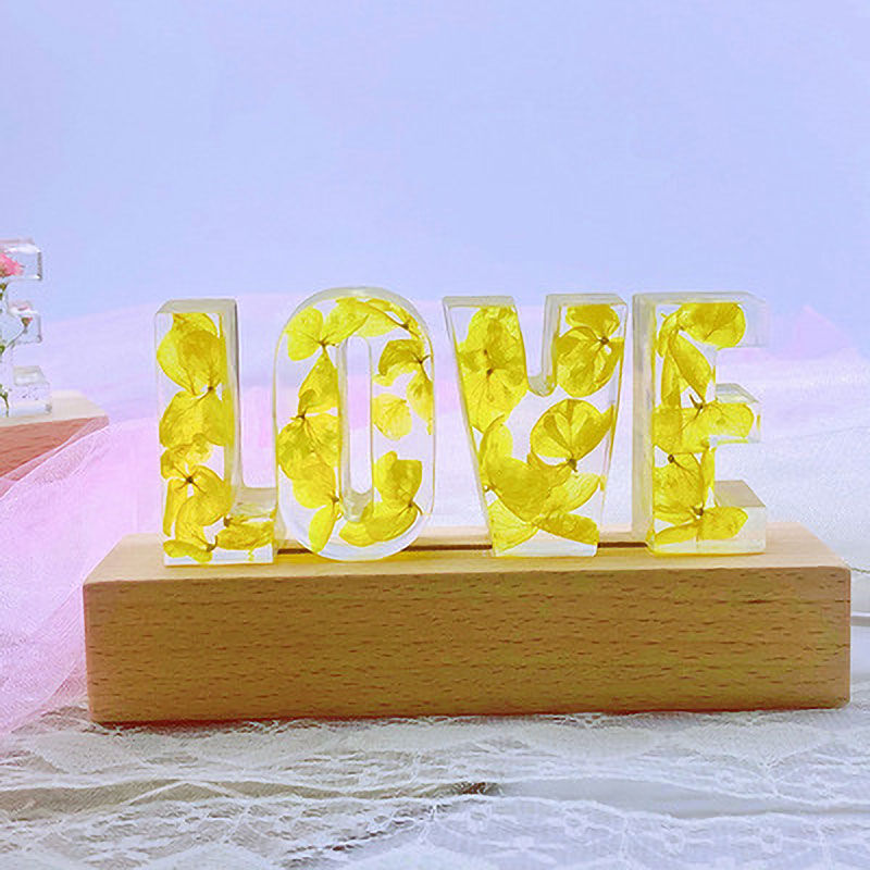 Lampe à lettres personnalisée en résine avec des pétales jaunes et des fleurs séchées