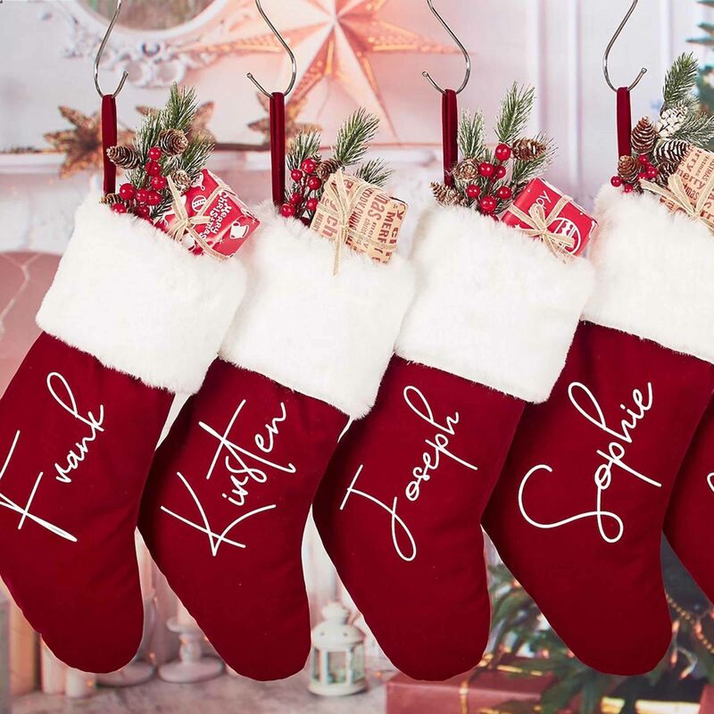 Medias navideñas rojas personalizadas con nombre personalizado para una cálida decoración del hogar