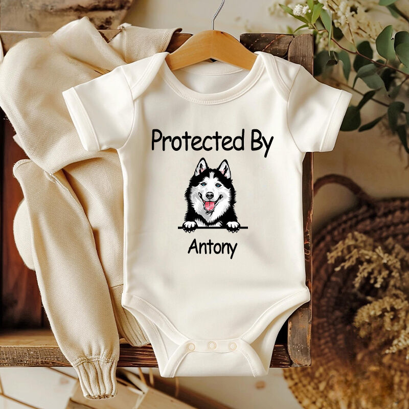 Gepersonaliseerde Baby Onesie Beschermd Door Douane Hond en Kat Perfect Baby Shower Cadeau voor Huisdier Liefhebbers