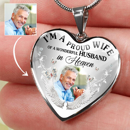 "Ich bin eine stolze Ehefrau eines wunderbaren Ehemannes im Himmel" Personalisierte Erinnerungsfoto-Halskette
