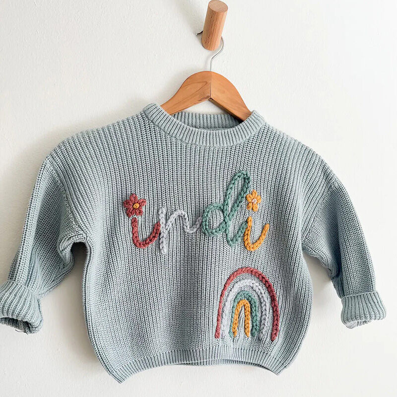Suéter hecho a mano personalizado con nombre con texto de color aleatorio de arcoiris para bebé