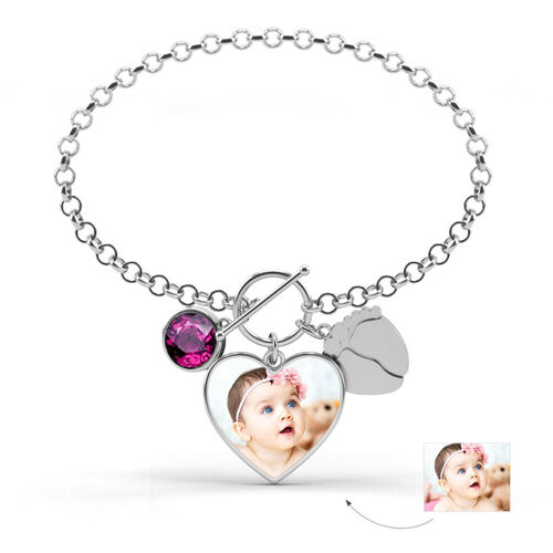 Pulsera con dijes en forma de corazón de foto con pies de hijo