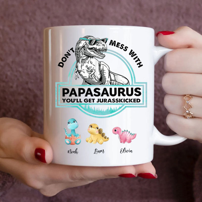 Personalisierte Namenstasse mit Papasaurus-Muster Klassisches Geschenk zum Vatertag "You'll Get Jurasskicked"
