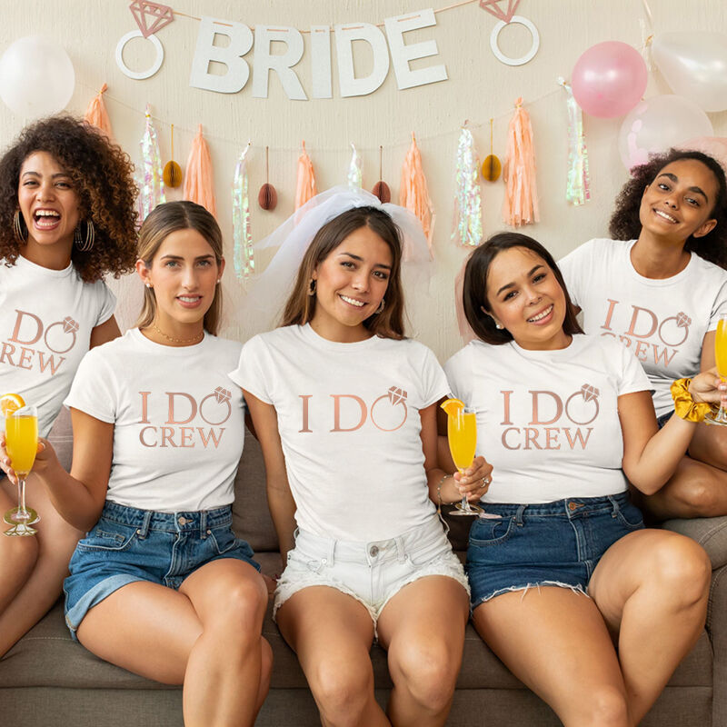 T-shirt personalizzata I Do and Bridesmaid Crew con design in oro rosa Grande regalo per la festa nuziale