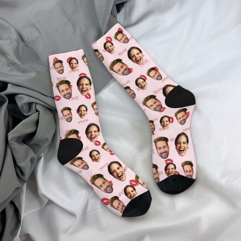 Individuell gestaltete Socken mit Gesicht und Liebestext als Geschenk zum Jahrestag für sie
