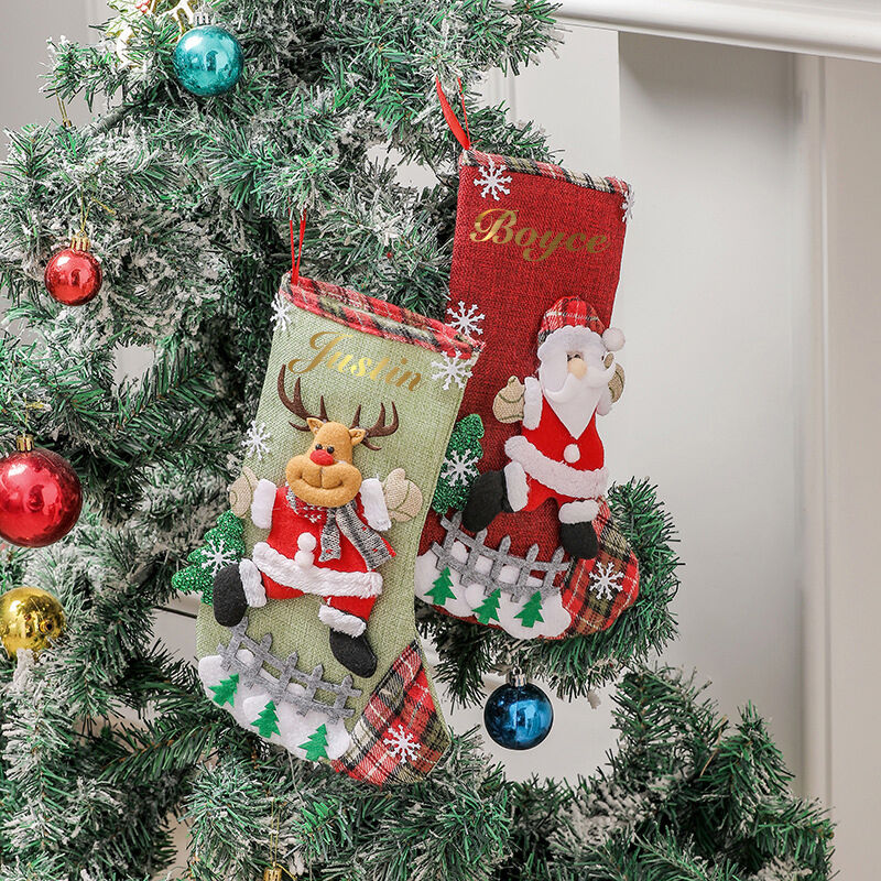 Calcetines de Navidad con diseño de ciervo y muñeco de nieve con nombres de regalos navideños para familia