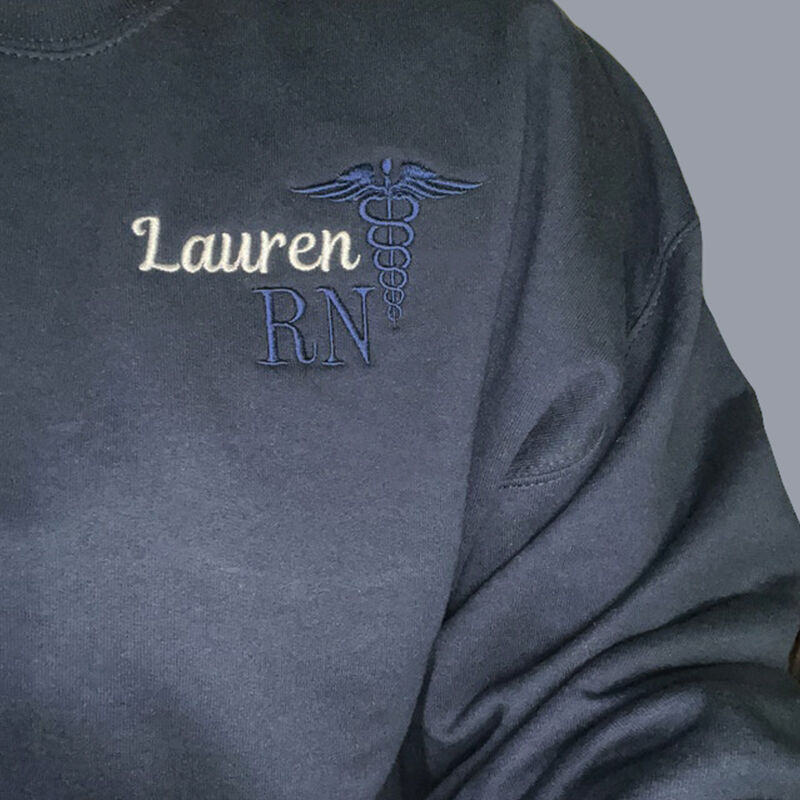 Gepersonaliseerd sweatshirt met geborduurd RN-patroon Op maat gemaakt naamontwerp Perfect cadeau voor verpleegkundige vrienden