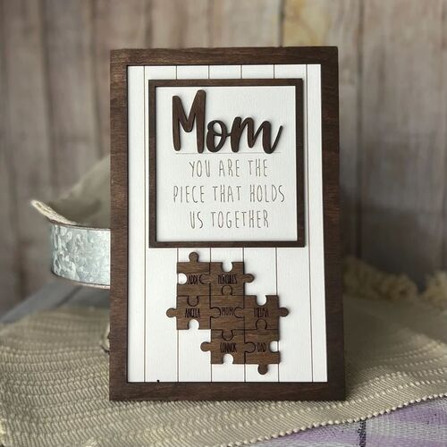 Marco con nombre personalizado en fondo chocolate de pieza de rompecabezas para mamá