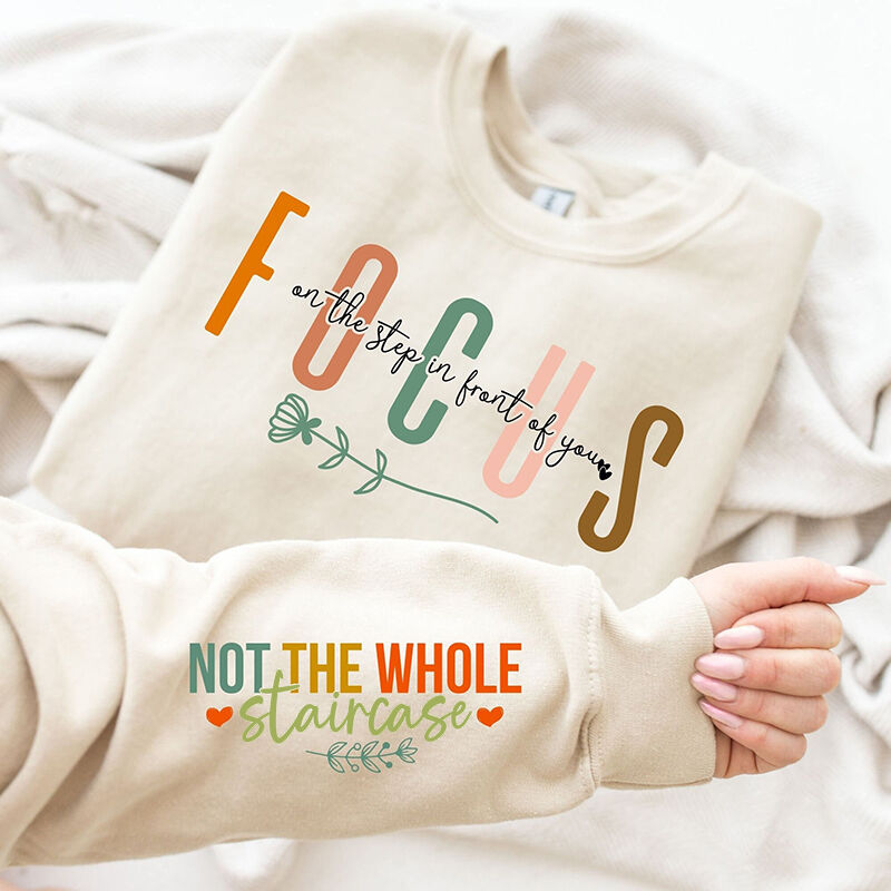 Personalisiertes Sweatshirt Focus On The Step In Front Of You Warmes Aufmunterungsgeschenk für einen geliebten Menschen