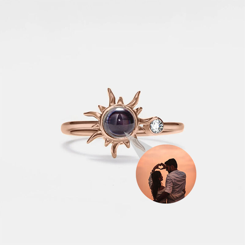 Ring med personlig fotoprojektion och solrosformad julklapp till flickvän