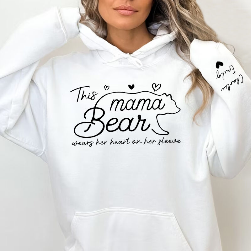 Sweat à capuche personnalisé Mama Bear Wears Her Heart On Her Sleeve Cadeau adorable pour la fête des mères