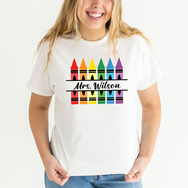 Personalisiertes T-Shirt Buntstift Muster benutzerdefinierte Namen buntes Design perfektes Geschenk für Lehrer