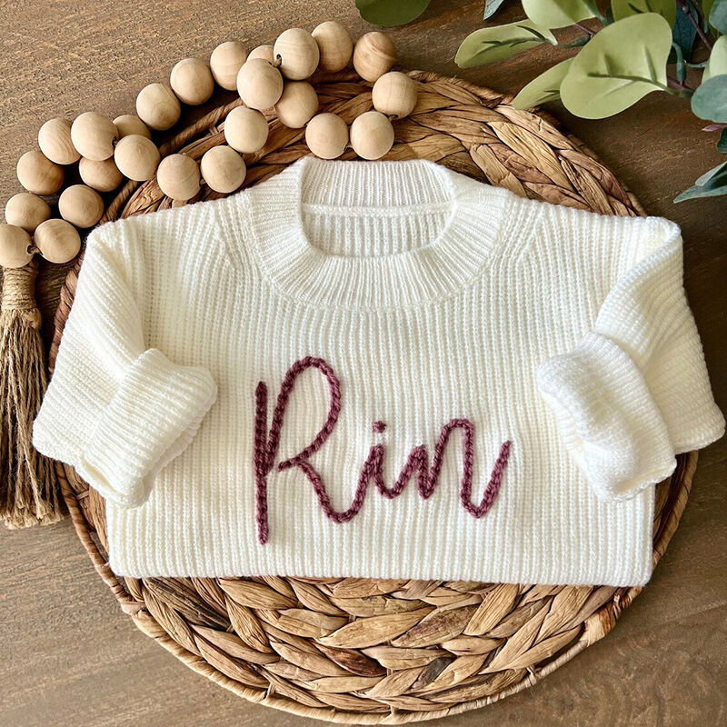 Suéter hecho a mano personalizado con nombre con diseño de texto morado regalo para bebé