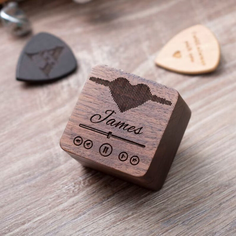 Personalisierte hölzerne Gitarren-Plektren-Box mit künstlerischem Herz-Muster Wertvolles Geschenk für Freunde