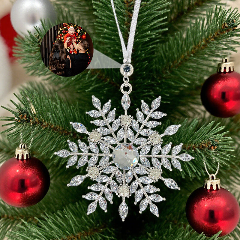 Personalisierter Weihnachtsanhänger in Schneeflockenform mit Foto Projektion und Diamanten als Weihnachtsgeschenk für die Familie