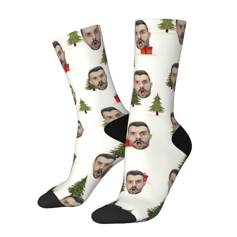 Individuelle Socken mit Gesicht und Weihnachtsbaummuster mit Foto als Weihnachtsgeschenk