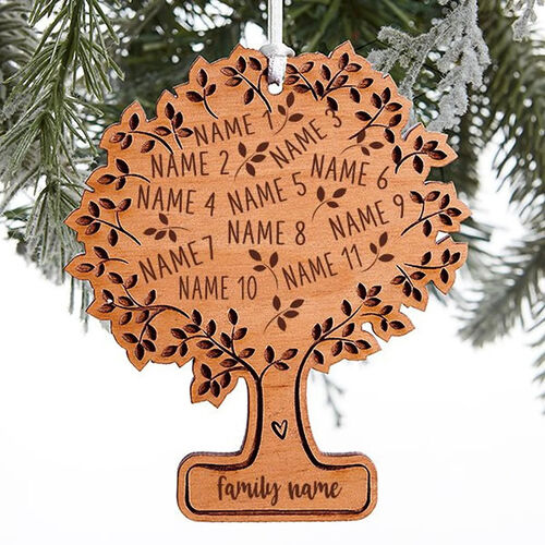 Ornamento navideño personalizado de madera con nombre grabado en árbol