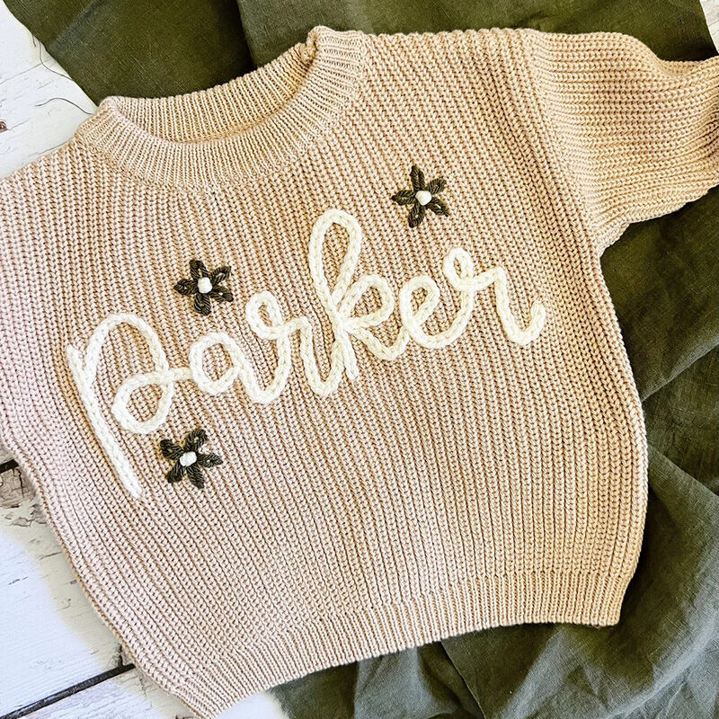 Suéter hecho a mano personalizado con nombre con flores gráciles y texto blanco para niños