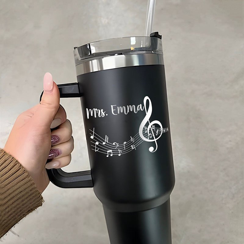 Gepersonaliseerde naam beker met muzikale symbolen Creatief cadeau voor leraar