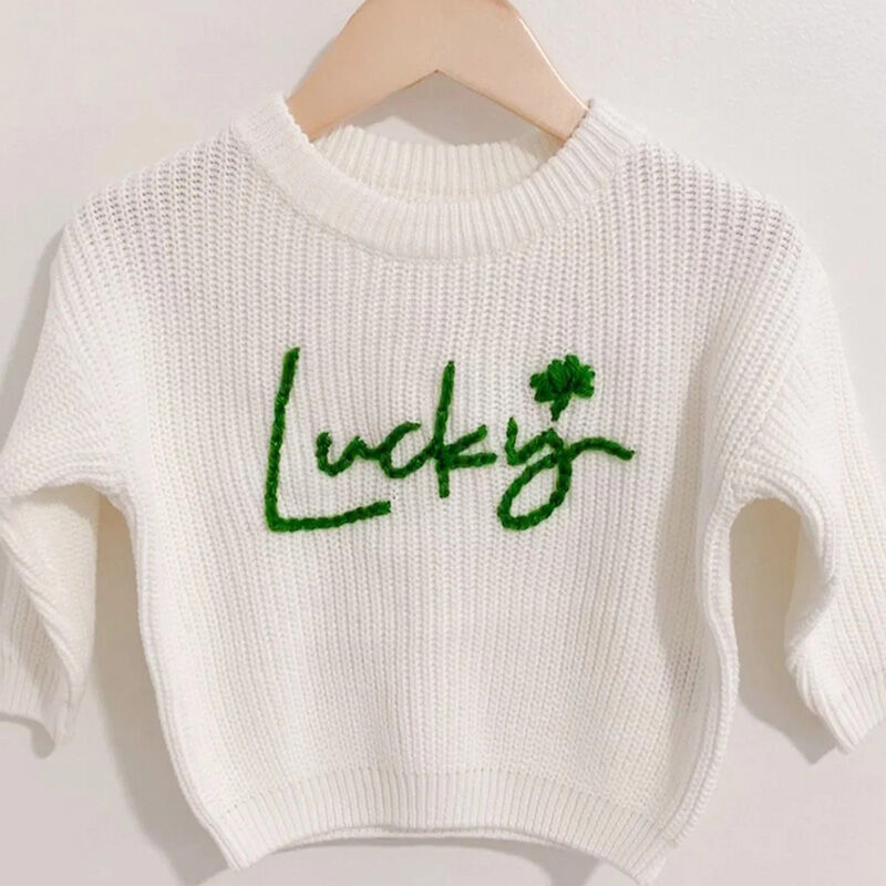 Suéter hecho a mano personalizado con nombre con flores verdes y texto verde para bebé
