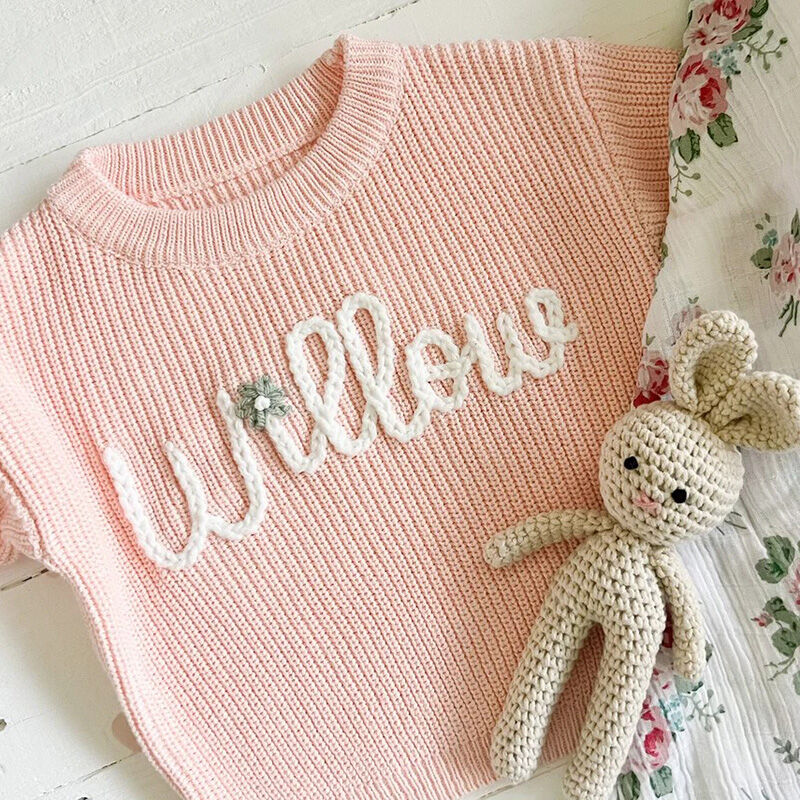 Suéter hecho a mano personalizado con nombre con flores verdes y texto blanco lindo para bebé