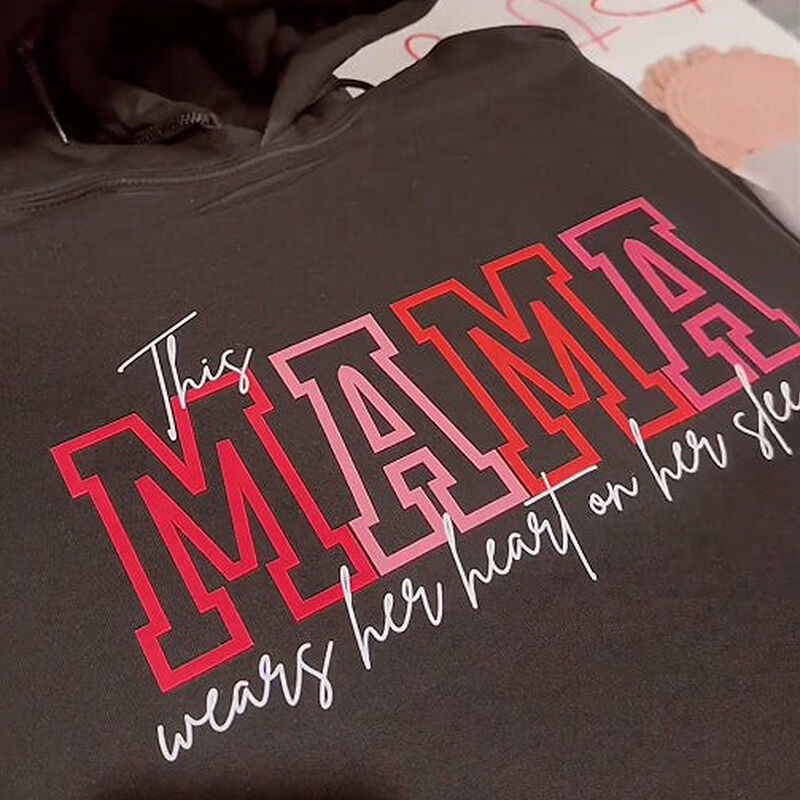 Personalisiertes Sweatshirt Diese Mama trägt ihr Herz auf dem Ärmel Warmes Geschenk zum Muttertag