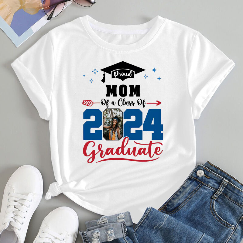 Camiseta Personalizada Proud Class of 2024 Graduate with Custom Nickname Gran Regalo de Graduación