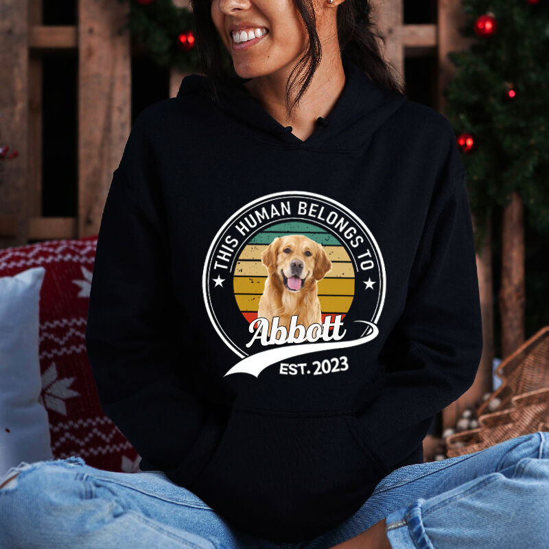 Gepersonaliseerde hoodie Dit mens hoort bij een kleurrijk huisdier fotodesign Geweldig cadeau voor dierenliefhebbers